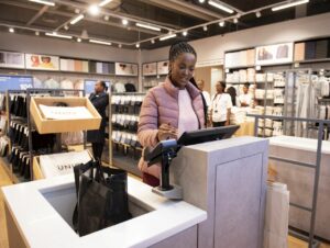 Kundin bei der Nutzung des ersten RFID-SCOs bei Uniq in Kapstadt.