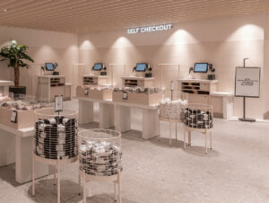 Im neuen Münchener Megastore von H&M stehen zwölf Self-Checkout-Stationen zur Verfügung.