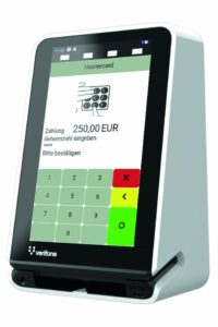 BFSG-kompatibles Payment-Terminal UX 700 von Verifone. Menschen mit Sehbehinderungen werden über eine Navigatorfunktion akustisch durch die Anwendung beim Bezahlen geführt