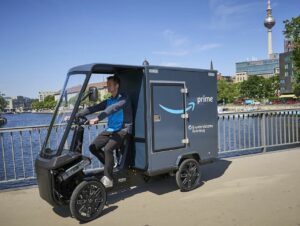 Berlins neue Lastenräder sind mit dem bekannten Amazon-Logo gekennzeichnet.