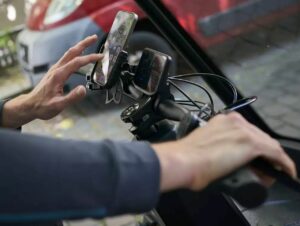 In Amazons E-Lastenrädern sind ein fahrradtypisches Lenkrad sowie eine Handyhalterung zur Navigation verbaut.