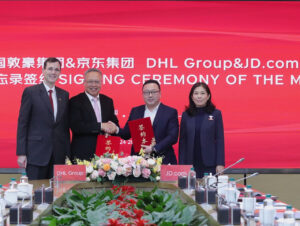 V.l.n.r.: Tobias Meyer, CEO der DHL-Gruppe; Dongming Wu, CEO von DHL Express China; Eric Zheng, Leiter des Global Service, Jingdong Logistics; Sandy Xu, CEO, JD.com