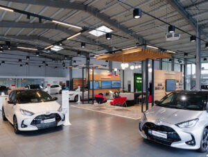 Das lineare Beleuchtungssystem von Ansorg setzt die Fahrzeuge im Autohaus TCB Toyota, Mülheim, lebendig und kraftvoll in Szene