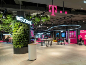 Auch in der Bodengestaltung nachhaltig: Über 100 Telekom Magenta-Stores, darunter das Magenta Experience Center, Prag, sind bereits mit „Purline Bioboden Wineo“ von Windmöller ausgestattet