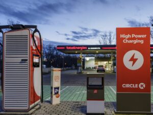 E-Charging-Säule von Circle K in Berlin: Einer von inzwischen über 70 deutschlandweit verteilten Ladestandorte der Kanadier.