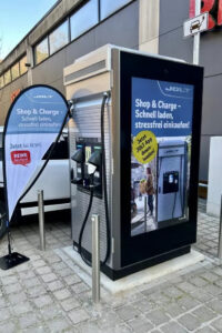 Mit batteriegepufferten Schnellladestationen wollen Rewe und Jolt Energy HPC-Laden auch an urbanen Handelsstandorten mit begrenzten Netzkapazitäten ermöglichen.
