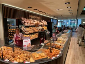 Zeitgleich zur Neugestaltung des Restaurants hat der angrenzende Backshop der Bäckerei Horsthemke sein Design überarbeitet.