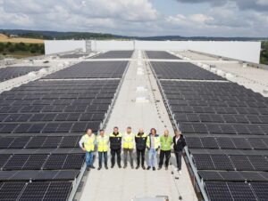 Edeka Minden-Hannover investierte rd. 2,8 Millionen Euro in ihre bislang größte Photovoltaik-Anlage am Logistikstandort Lauenau, die im Juli 2025 in Betrieb gegangen ist.
