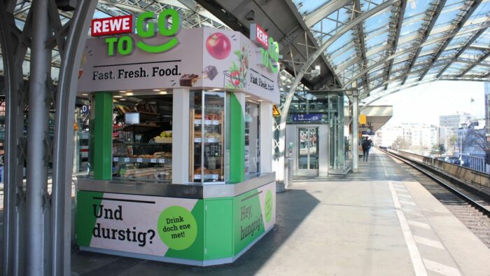 Der erste von im Kölner Hauptbahnhof geplanten fünf Rewe to go-Kiosken eröffnete diese Woche am Gleis 10/11.