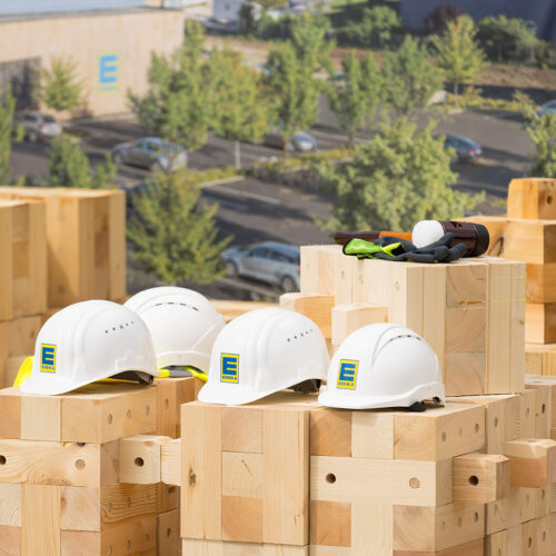 Zum Rückbau werden die Holzdübel mit einem speziellen Werkzeug entnommen, das auf eine herkömmliche Schlagbohrmaschine montiert wird