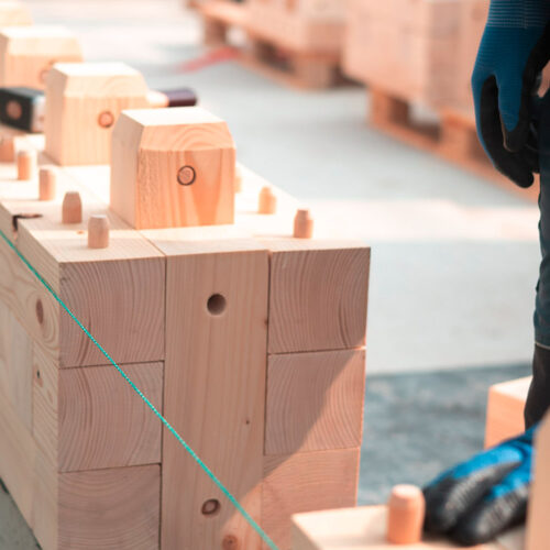 Das Holzmaterial dämmt rund zehnmal besser als Beton, weshalb weniger zusätzliche Dämmmaterialien benötigt werden, um die Anforderungen zu erfüllen