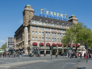 „Essen – die Einkaufsstadt“: Der Slogan auf dem Dach des Hotels Handelshof begrüßte jahrzehntelang die Besucher der Innenstadt.