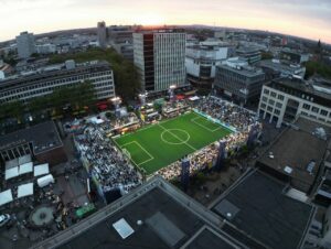 Ein Stadion mitten in der Innenstadt: Auf dem Kennedyplatz in Essen fand im Sommer 2023 die Weltmeisterschaft im Kleinfeldfußball statt