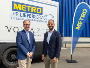 Martin Schumacher, CEO METRO Deutschland, und Essa Al-Saleh, CEO von Volta Trucks, bei der Vertragsunterzeichnung auf dem METRO Campus in Düsseldorf