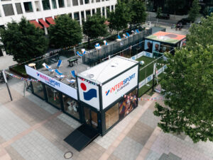 Im Intersport Clubhouse in Berlin kann man selbst auf einem Kleinfeld Fußball spielen
