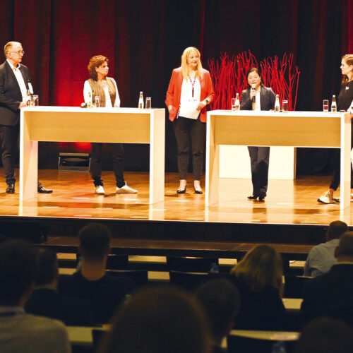 Vielfalt für eine starke IT – v. l. n. r.: Karsten Rösener (Ostfriesische
Tee Gesellschaft), Verena Siemes (Bundeswehr Bekleidungsmanagement),
Moderation: Dr. Frederike Fritzsche (Otto), Arlene Buehler
(DB Cargo AG), Anika Vooes (Rewe digital)