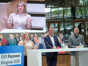 Laura Treude (Douglas) mit Oliver Lücke (BP Europa SE) und Alexander Vaasen (Aldi Süd) bei der Diskussionsrunde um Händlerbedürfnisse im Payment an Tag 1 des Kongresses