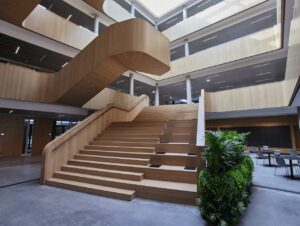 Große Freitreppe über das komplette Atrium hinweg – eines der architektonischen Highlights im Bauhaus Campus