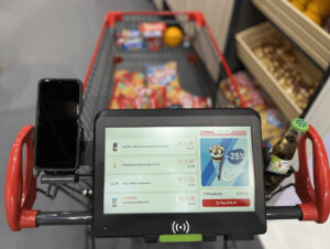 Der „Snap Cart“ wird wie ein Handscanner vor der Shopping-Tour auf eine Halterung am Einkaufswagen aufgesteckt