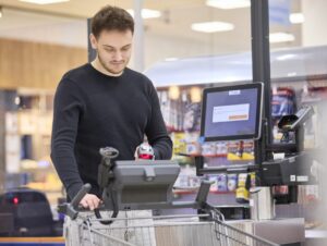 Im SCO-Bereich können Kund:innen ihren Einkauf direkt aus dem Einkaufswagen an die Kasse übertragen, ohne die Artikel nochmals einzeln herausholen zu müssen.