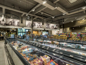 Großformatige Schwarz-Weiß-Fotografien setzen die Checkout-Zone in Szene