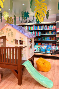 Ein Spielhaus bildet das Zentrum der Kinderwelt