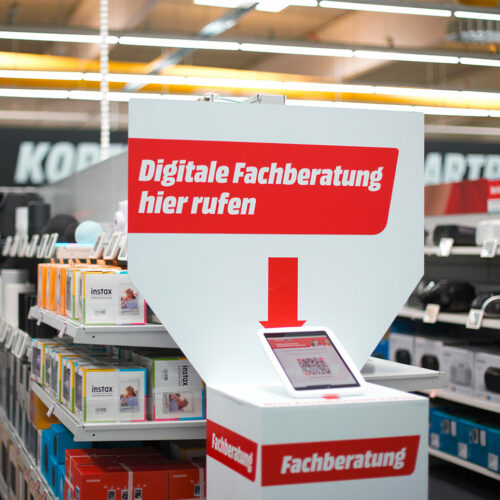 Mithilfe der digitalen Fachberatung kann sich die Kundschaft nun auch im Store mit einem/einer digitalen Verkäufer:in verbinden lassen, die u. U. auch mehrere Sprachen spricht.