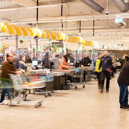 Im Kassenbereich befinden sich zehn klassische Kassen mit Kassierer und weitere zehn Self-Checkout-Systeme