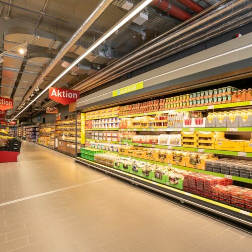 Im Eingangsbereich finden die Kund:innen Convenience-Produkte: Aldi to go