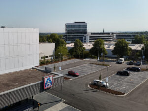 Die Parkfläche wurde mit Blick auf die nahgelegene Autobahnabfahrt großflächig gestaltet