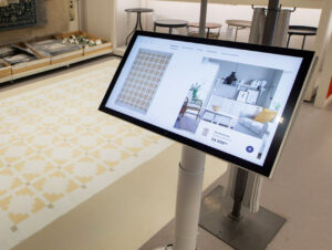 Während im Hintergrund automatisierte Prozesse für Effizienz sorgen, schafft Ikea im Showroom ein interaktives Erlebnis mit digitalen Tools