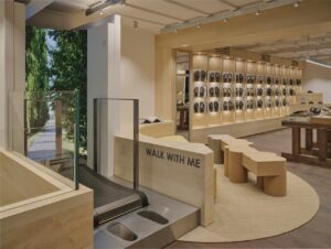 In der „Footbed Experience Booth“ können Gäste virtuell durch die Straßen von Mailand spazieren.