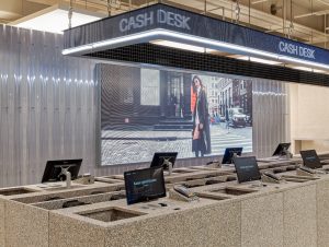 Die Ladentheke mit den Self-Checkout-Kassen erinnert an Beton-Pflanzkübel aus den Siebzigern.