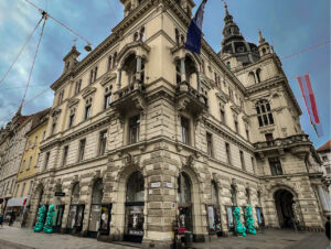 Zur Eröffnung des Stores im historischen Rathaus hatte Douglas Influencerin Lisa-Marie Schiffner und Friseur Christian Sturmayr eingeladen