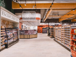 Fischspezialitäten und Wursttheke im hinteren Marktbereich