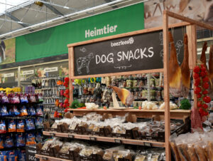 Die Heimtierabteilung umfasst knapp 190 qm und ist direkt nach dem Markteingang im Kundenlauf platziert