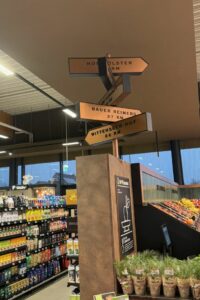 Wegweiser weisen auf die Herkunftsorte der regionalen Lebensmittel.
