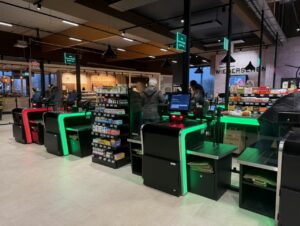 Self-Checkout-Bereich des neuen Edeka-Marktes in Fockbek.