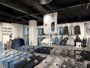 Zur Eröffnung waren Jeans zum Einführungspreis von 15,70 Euro, als Anspielung auf den Markennamen, erhältlich.