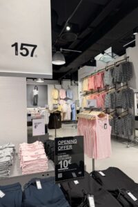 Das Sortiment umfasst rd. 600 Hauptartikel, auf Mannequins und wechselnde Kollektionen verzichtet das Konzept bewusst.