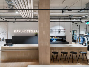 Die lange Bartheke bildet das kommunikative Zentrum des Stores
