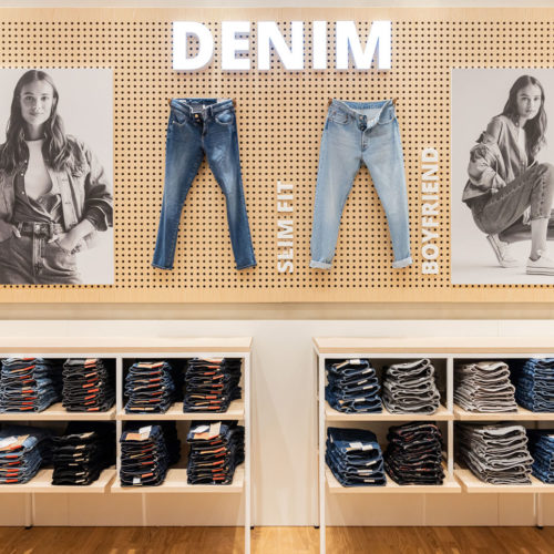 Eine hölzerne Lochwand dient der Präsentation von Denim.