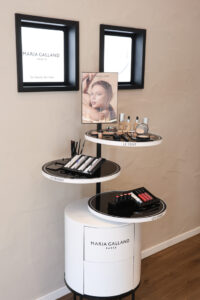 Ein dreistöckiger Präsentationsständer zeigt das Make-up-Sortiment