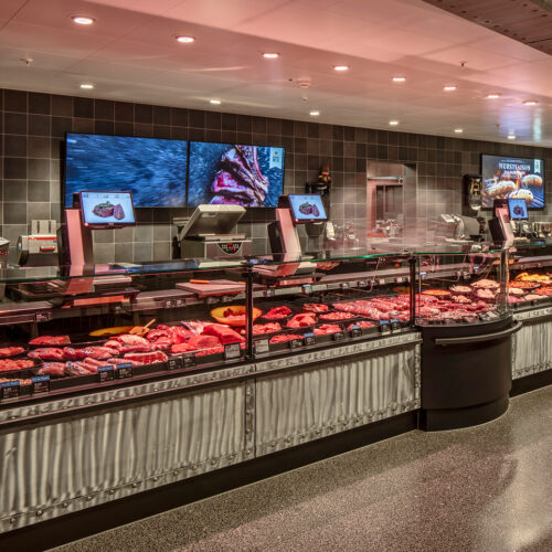 Die Metzgerei im Migros-Markt in Chur ist im Industry-Look gestaltet. Der Fleisch- und Wursttheke schließt sich 
der Food-Counter an
