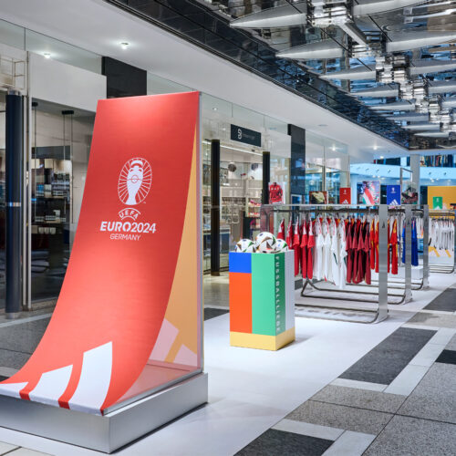 In zehn verschiedenen Städten hat Breuninger in seinen Warenhäusern Adidas-Pop-up-Flächen zur EM eingerichtet