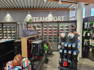 Im Teamsportbereich finden sich Produkte rund um Ballsportarten