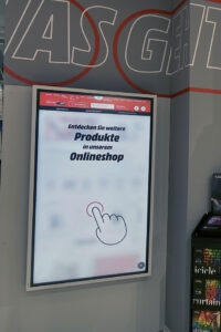 Die digitalen Stelen sind eine Verlängerung der Mitarbeiter-Endgeräte, über die Kund:innen in jedem Mediamarkt Saturn Zugriff auf den Webshop erhalten