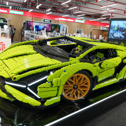 Der nachgebaute Lamborghini in der Lego-Boutique