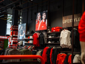 Die rohe, materialbetonte Anmutung soll für Union-Fans einen identitätsstiftenden Raum mitten in Berlin schaffen