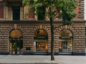 Der Store liegt in einem historischen Gebäude mit drei Bogenfenstern zur Straße